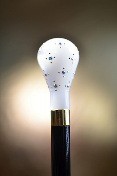 Vycházková hůl sběratelská mléčná koule Swarovski®