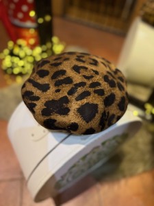 Woman beret leopard dark Personality