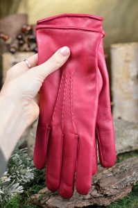 Winter gloves with hand embroidery Magenta