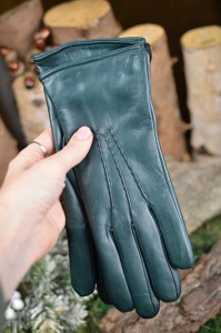Winter gloves with hand embroidery Green